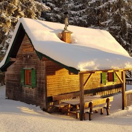 OeTK-Neunkirchen-Alpkogelhuette-im-Schnee