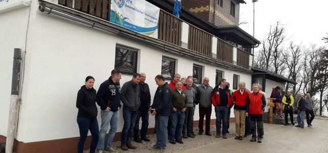 OeTK-Neunkirchen-Markierungsteam-Koordinationstreffen-der-Wegeinstandsetzer-Hocheck-Schutzhaus_20190504-001